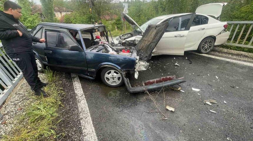 Otomobillerinin kafa kafaya &ccedil;arpıştığı kazada 4 kişi yaralandı