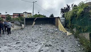 Sarıyer&rsquo;de moloz y&uuml;kl&uuml; kamyon geri kayarak devrildi, s&uuml;r&uuml;c&uuml; yaralandı
