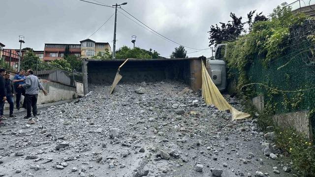 Sarıyer’de moloz yüklü kamyon geri kayarak devrildi, sürücü yaralandı