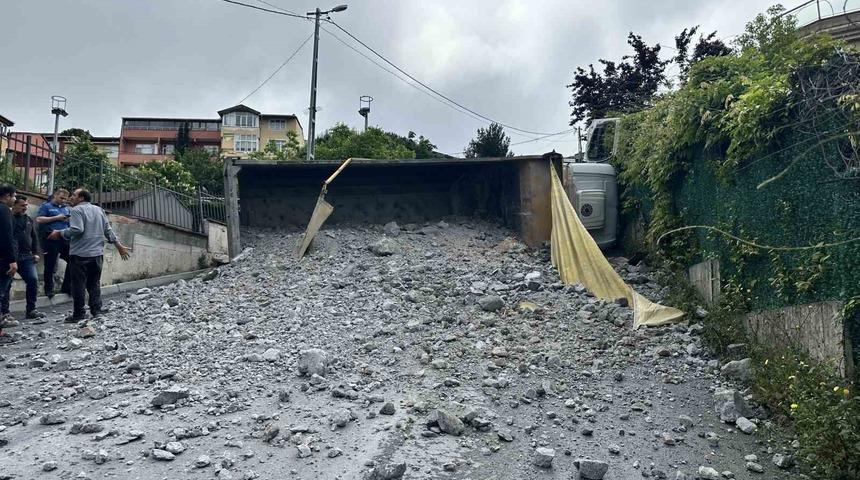 Sarıyer&rsquo;de moloz y&uuml;kl&uuml; kamyon geri kayarak devrildi, s&uuml;r&uuml;c&uuml; yaralandı