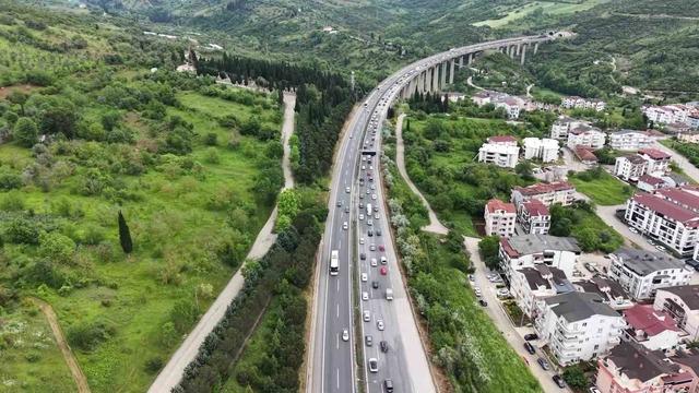 Tatilin ikinci gününde TEM’de trafik yoğun akıcı ilerliyor 6