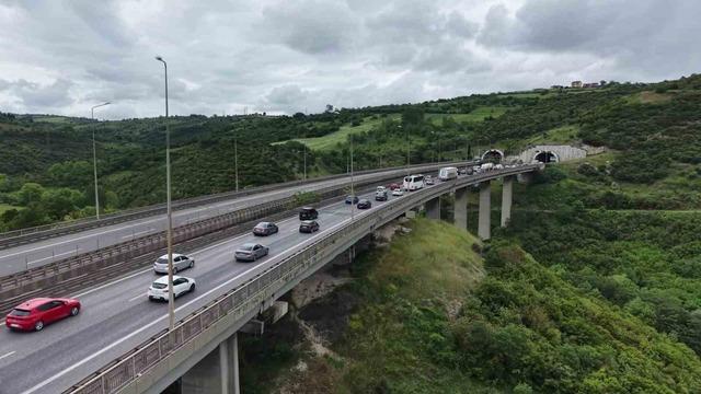 Tatilin ikinci gününde TEM’de trafik yoğun akıcı ilerliyor 4