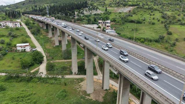 Tatilin ikinci gününde TEM’de trafik yoğun akıcı ilerliyor 2