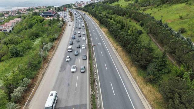 Tatilin ikinci gününde TEM’de trafik yoğun akıcı ilerliyor
