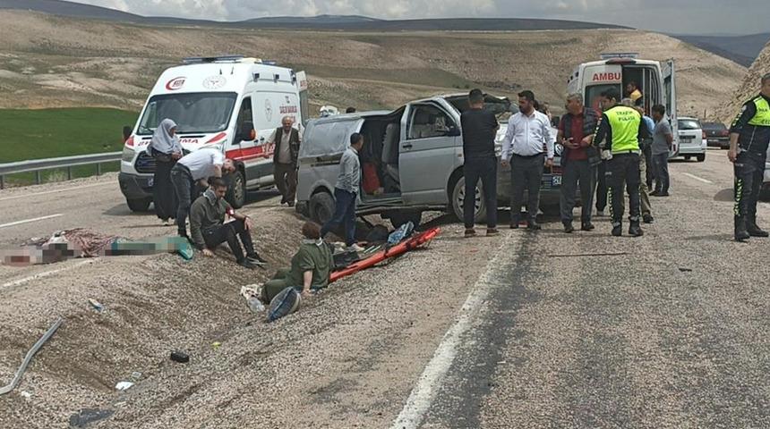 Yer: Sivas! Bayram tatili yolunca facia: 1 &ouml;l&uuml; 8 yaralı
