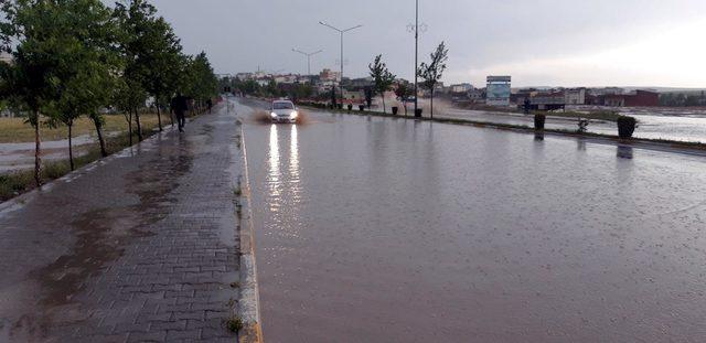 Diyarbakır- Mardin karayolu sağanakla su altında kaldı