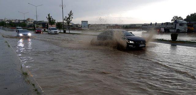 Diyarbakır- Mardin karayolu sağanakla su altında kaldı