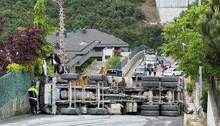 Sarıyer'de hafriyat kamyonu yan yattı, s&uuml;r&uuml;c&uuml; yaralandı
