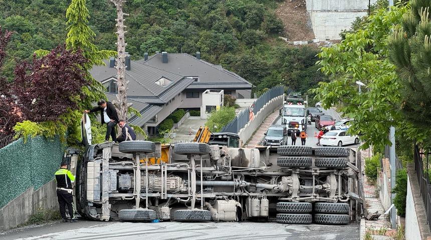 Sarıyer'de hafriyat kamyonu yan yattı, s&uuml;r&uuml;c&uuml; yaralandı