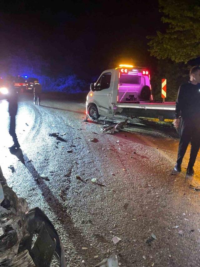 Yolda kalan aracı almak için giden çekiciye otomobil çarptı 5