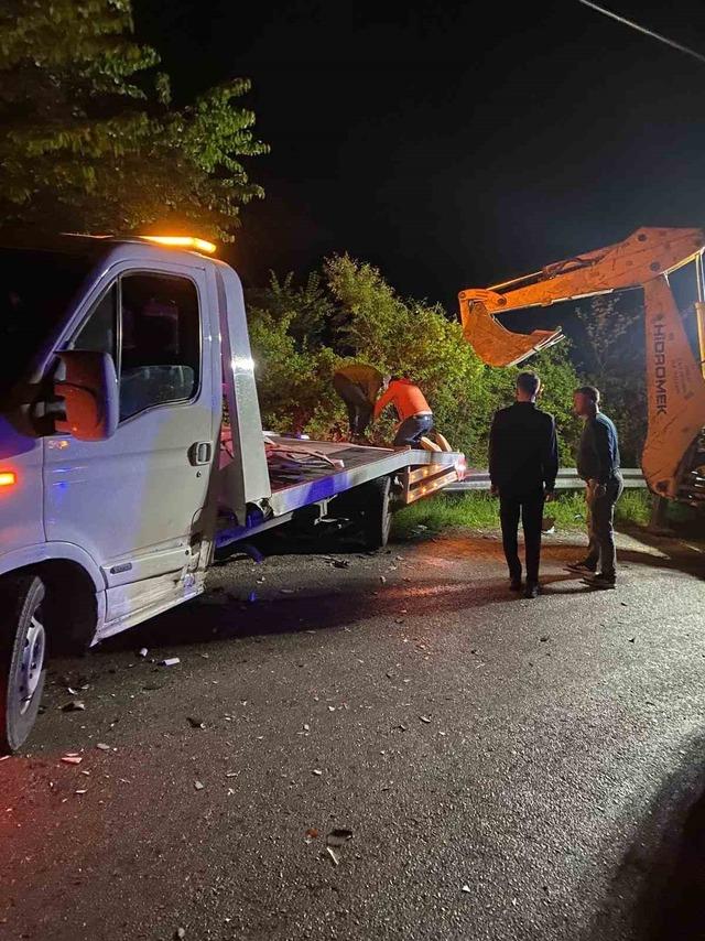 Yolda kalan aracı almak için giden çekiciye otomobil çarptı 4