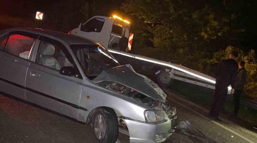 Yolda kalan aracı almak i&ccedil;in giden &ccedil;ekiciye otomobil &ccedil;arptı