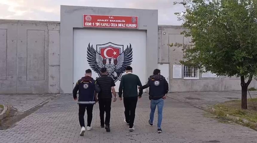 İnsan ticareti su&ccedil;undan aranan 2 ş&uuml;pheli, Dilucu Sınır Kapısı&rsquo;nda yakalandı