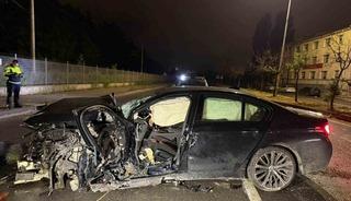 Ref&uuml;je &ccedil;arptıktan sonra hurdaya d&ouml;nen ara&ccedil;ta sıkışan s&uuml;r&uuml;c&uuml;y&uuml; itfaiye kurtardı