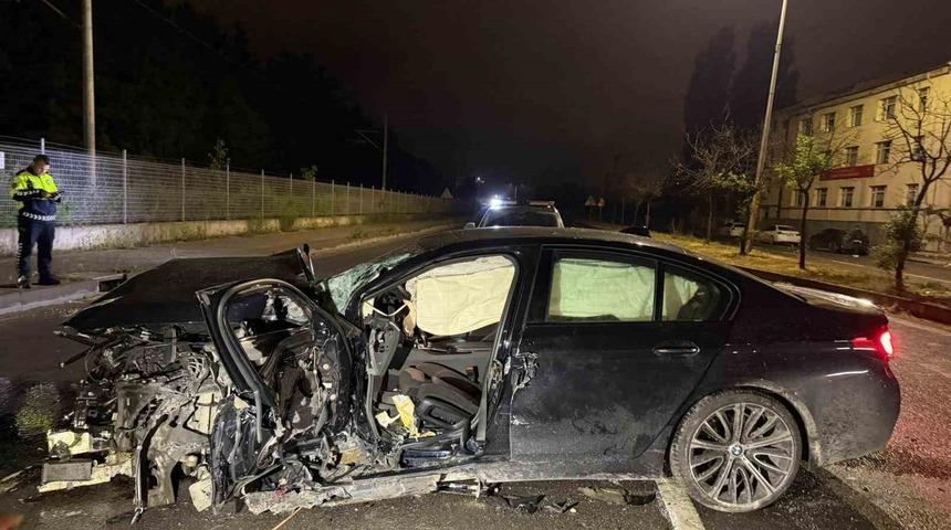 Ref&uuml;je &ccedil;arptıktan sonra hurdaya d&ouml;nen ara&ccedil;ta sıkışan s&uuml;r&uuml;c&uuml;y&uuml; itfaiye kurtardı