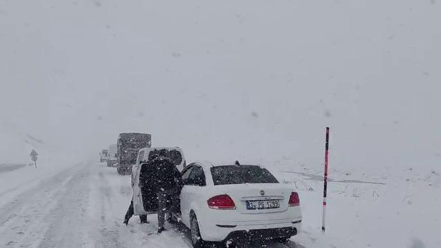 Palandöken geçidinde kar ve tipi etkili oldu 1
