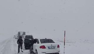 Paland&ouml;ken ge&ccedil;idinde kar ve tipi etkili oldu