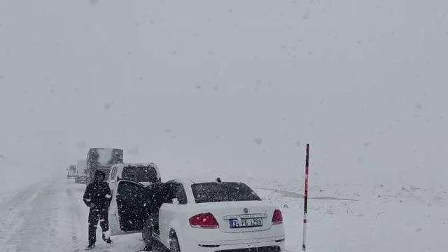 Palandöken geçidinde kar ve tipi etkili oldu