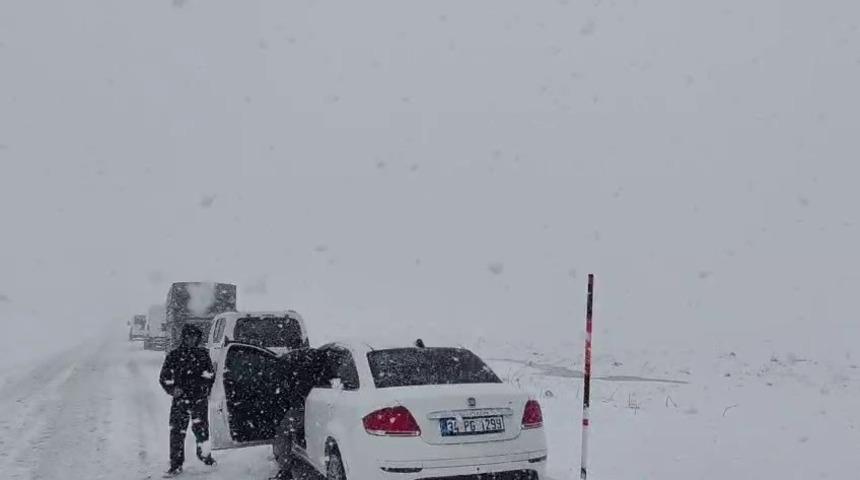Paland&ouml;ken ge&ccedil;idinde kar ve tipi etkili oldu