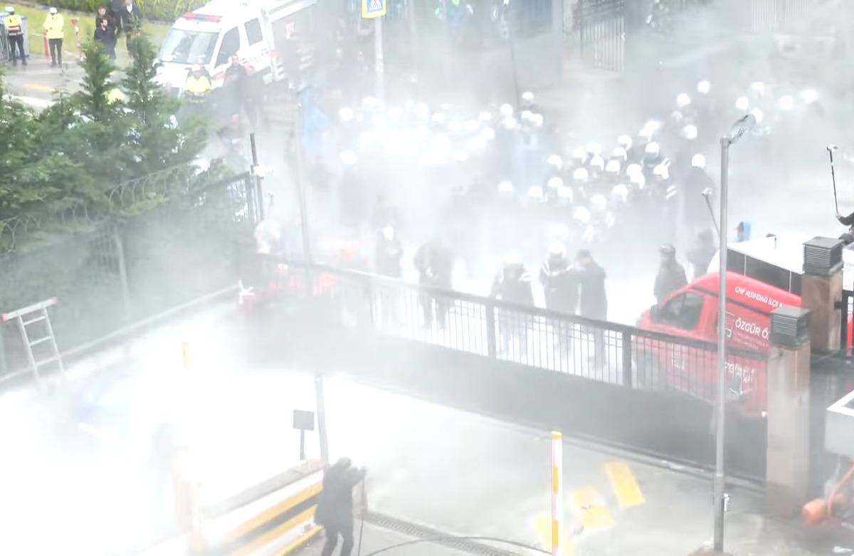 CHP Genel Merkezi nde tansiyon yükseldi! Polis kapıyı kırıp bahçeye girdi 4