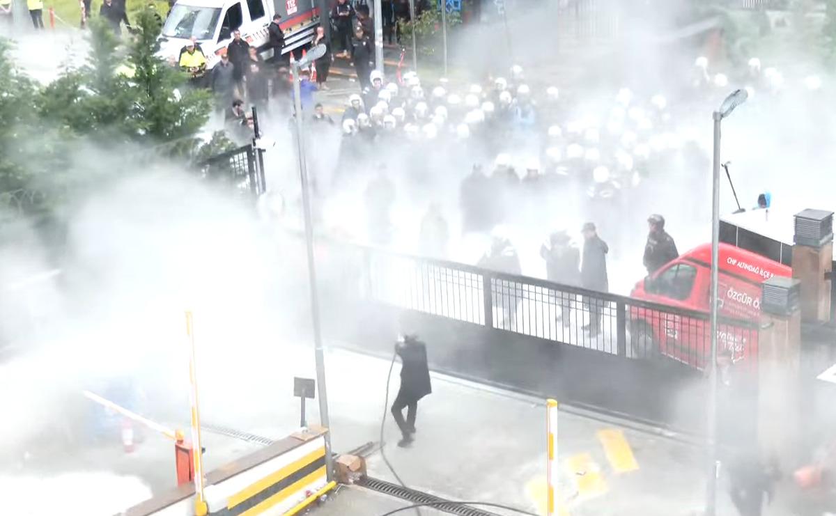 CHP Genel Merkezi nde tansiyon yükseldi! Polis kapıyı kırıp bahçeye girdi 5