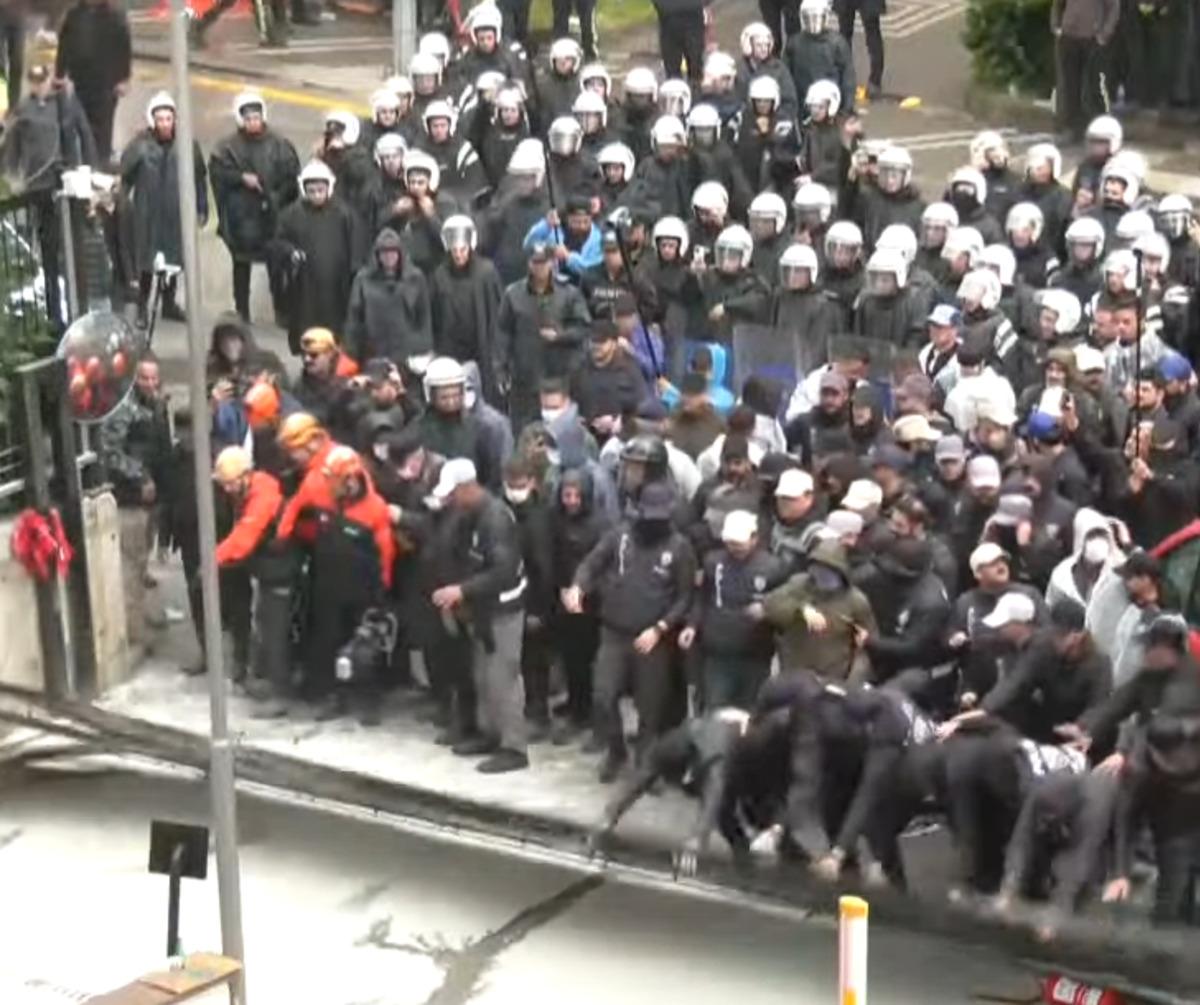 CHP Genel Merkezi nde tansiyon yükseldi! Polis kapıyı kırıp bahçeye girdi 1