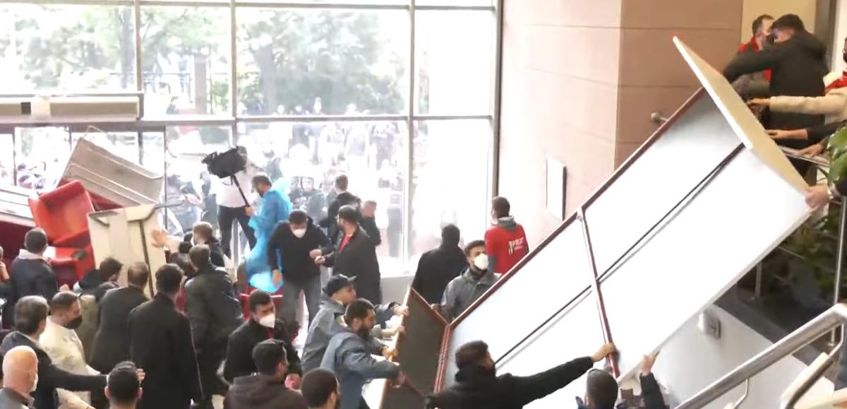 CHP Genel Merkezi nde tansiyon yükseldi! Polis kapıyı kırıp bahçeye girdi 2