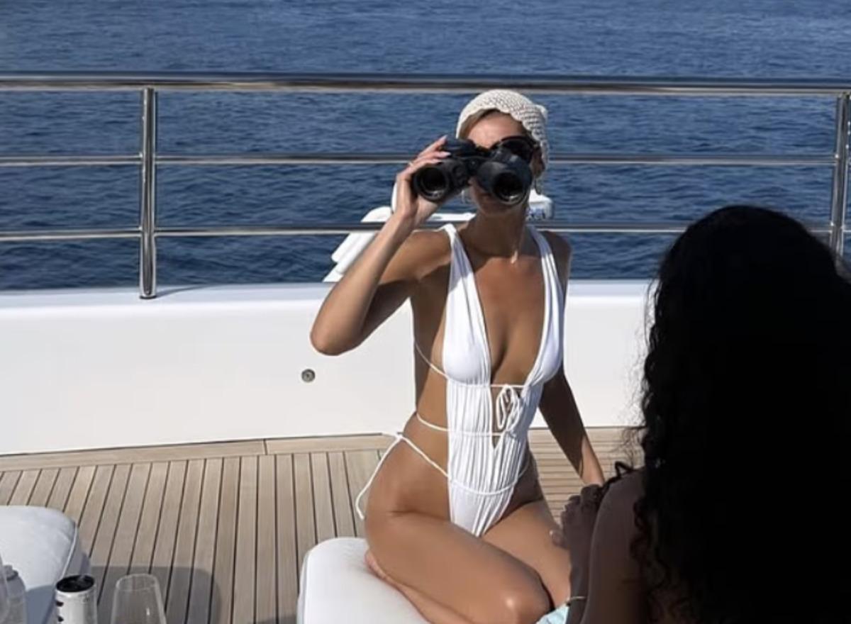 Bella Hadid minik beyaz mayosuyla sınırları zorladı 3