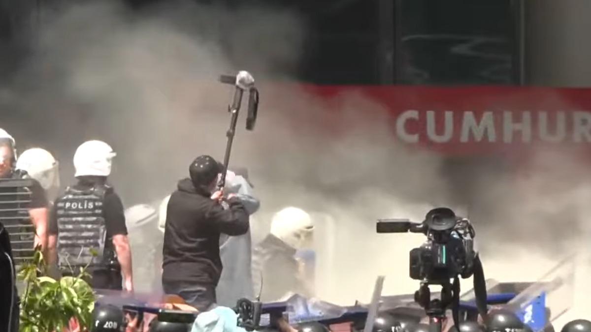 CHP Genel Merkezi nde tansiyon yükseldi! Polis kapıyı kırıp bahçeye girdi 7