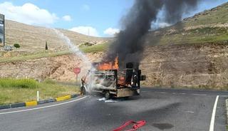 Diyarbakır&rsquo;da seyir halindeki kamyonet alev topuna d&ouml;nd&uuml;