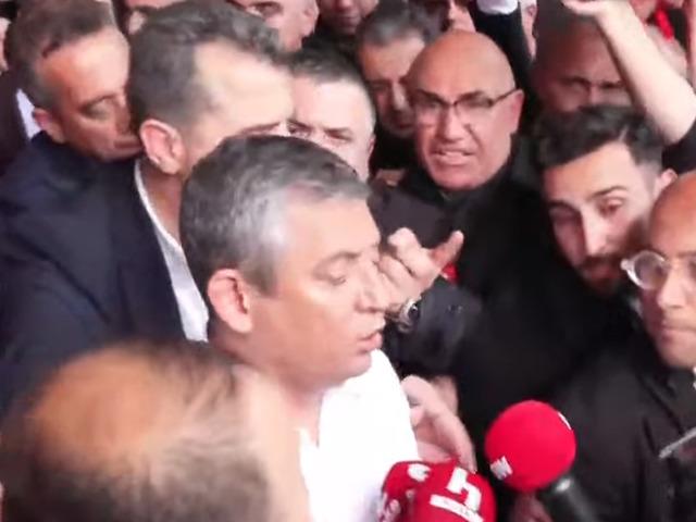 Son dakika! &Ouml;zg&uuml;r &Ouml;zel CHP Genel Merkezi'nden ayrıldı: "Herkes kendisine yakışanı yapıyor"