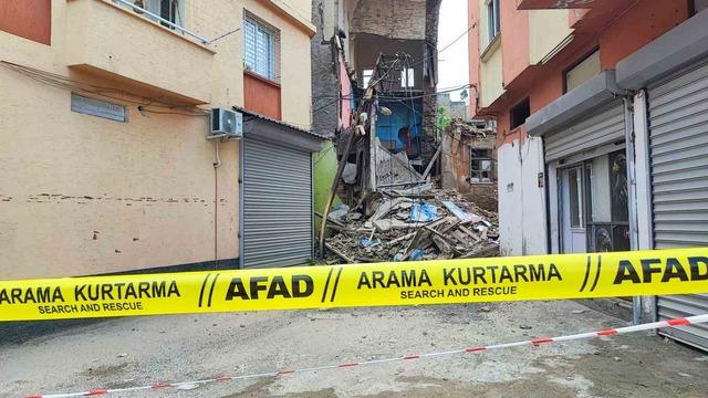 Sağanak ve deprem sonrası metruk binanın bir kısmı yıkıldı