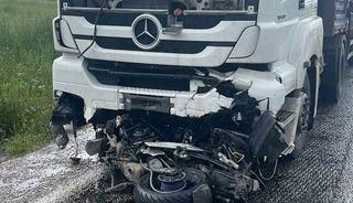 Motosiklet s&uuml;r&uuml;c&uuml;s&uuml; girdiği tırın altında feci şekilde can verdi