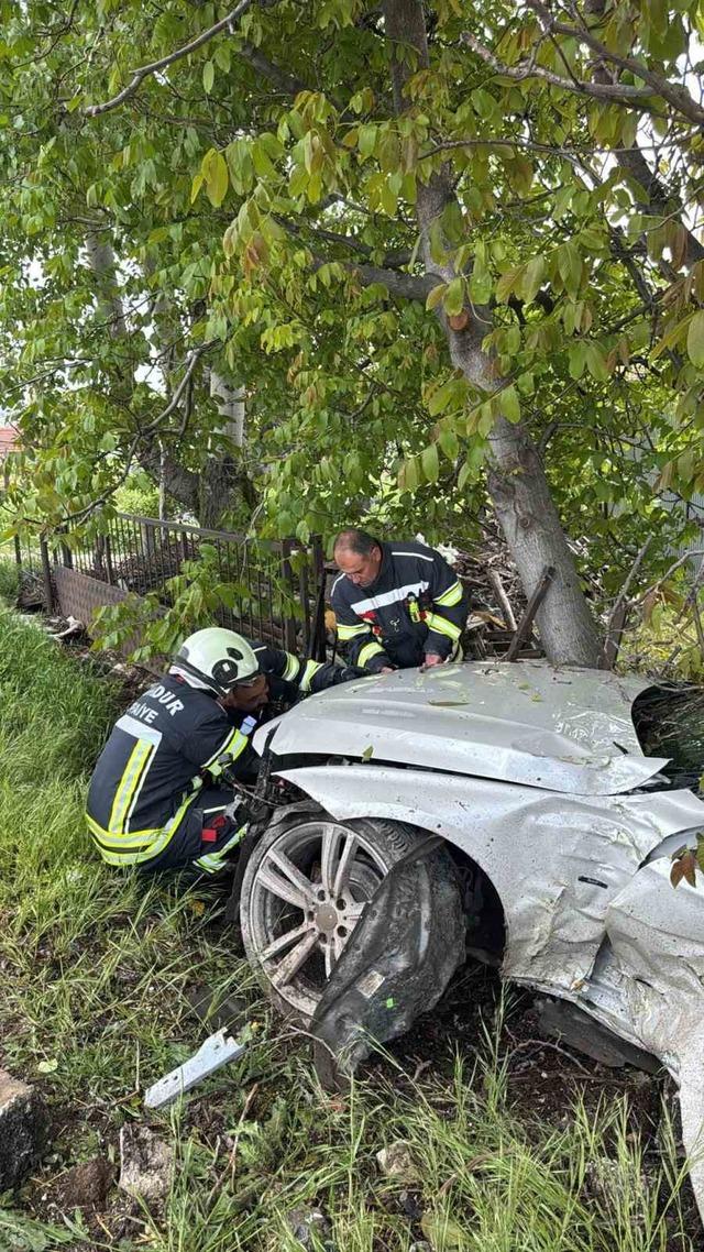 Burdur’da kontrolden çıkan otomobil ağaca çarptı 2