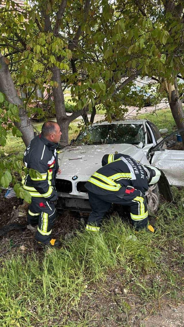 Burdur’da kontrolden çıkan otomobil ağaca çarptı 1