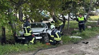 Burdur’da kontrolden çıkan otomobil ağaca çarptı