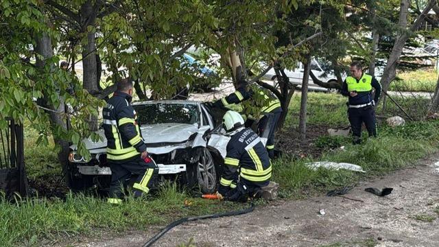 Burdur’da kontrolden çıkan otomobil ağaca çarptı