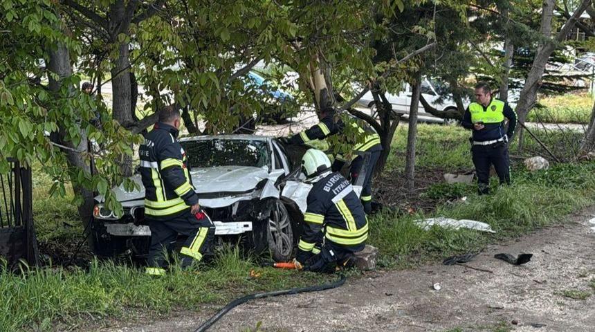 Burdur&rsquo;da kontrolden &ccedil;ıkan otomobil ağaca &ccedil;arptı