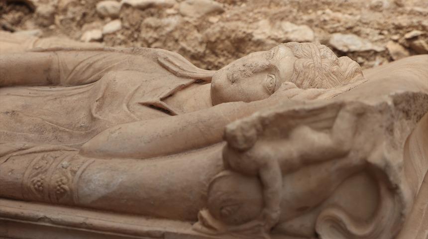Olympos'ta aristokrat bir kadına ait lahit bulundu