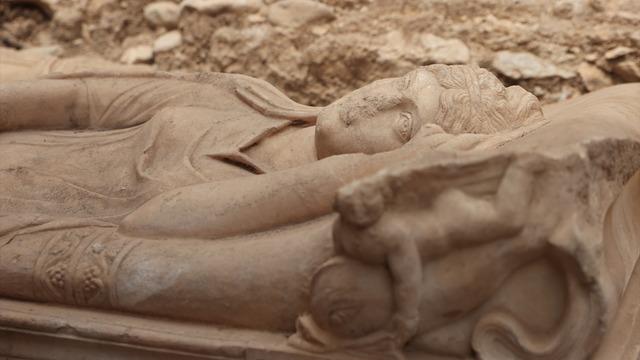 Olympos'ta aristokrat bir kadına ait lahit bulundu