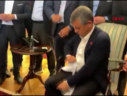 Kağıtta yazanı g&ouml;r&uuml;r g&ouml;rmez yırtıp attı
