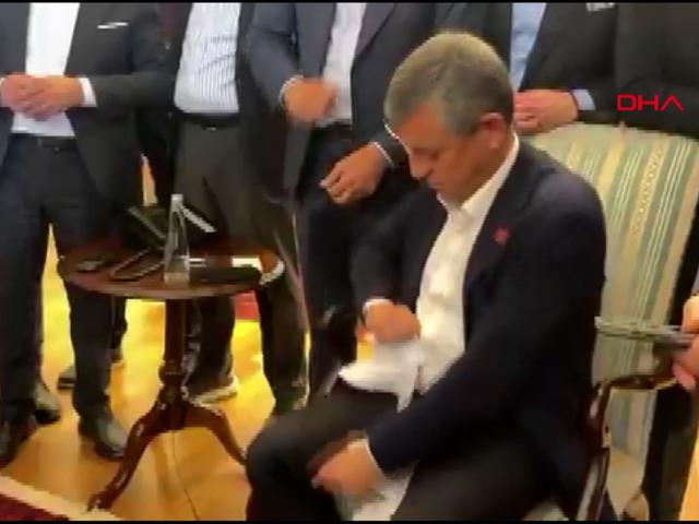 Kağıtta yazanı g&ouml;r&uuml;r g&ouml;rmez yırtıp attı