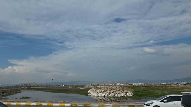 Olumsuz hava şartları nedeniyle Erzurum’a yönlendirilen uçak, rötarlı olarak Van’a indi 3