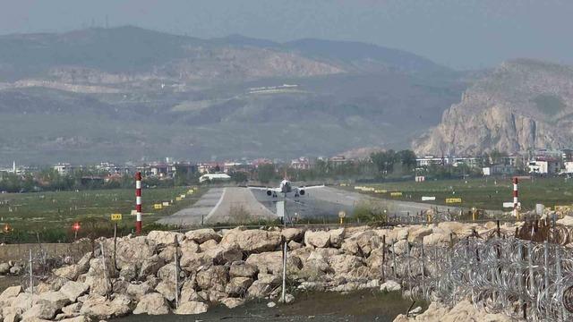 Olumsuz hava şartları nedeniyle Erzurum’a yönlendirilen uçak, rötarlı olarak Van’a indi 2