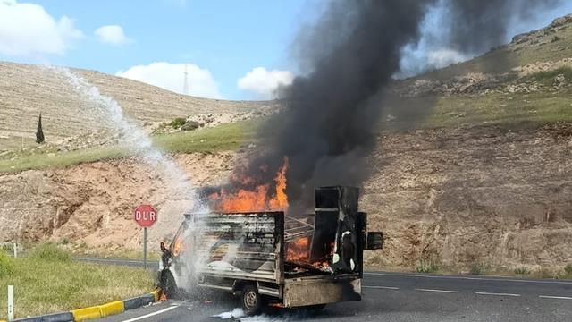 Diyarbakır'da seyir halindeyken alev alan kamyonet kullanılamaz hale geldi
