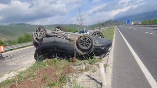 Son dakika: Takla atan otomobildeki anne ile oğlu yaralandı
