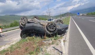 Takla atan otomobildeki anne ile oğlu yaralandı