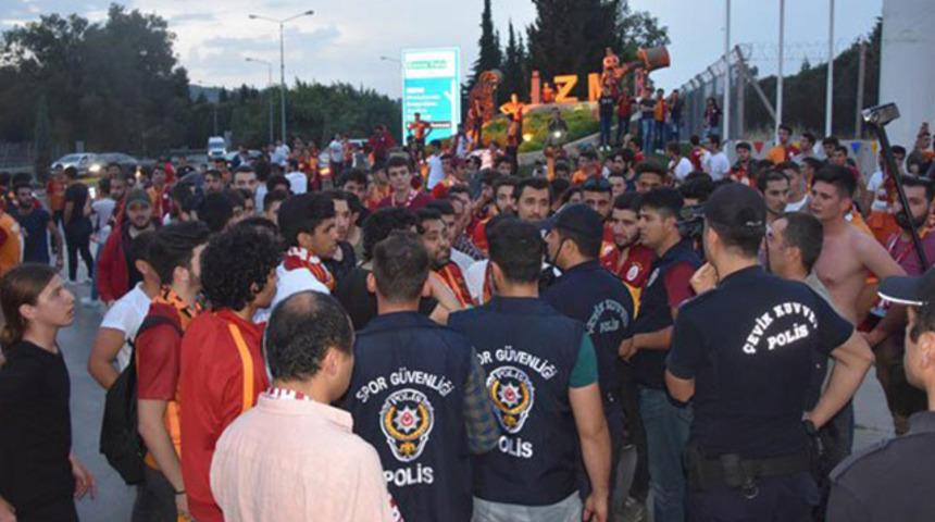 Galatasaray'ı karşılayan taraftarlar ve polis arasında arbede yaşandı