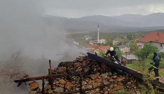 Antalya'da 110 yıllık düğmeli ev yangında küle döndü