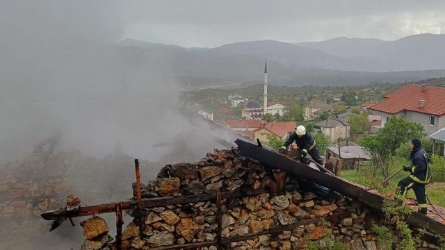 Antalya'da 110 yıllık düğmeli ev yangında küle döndü